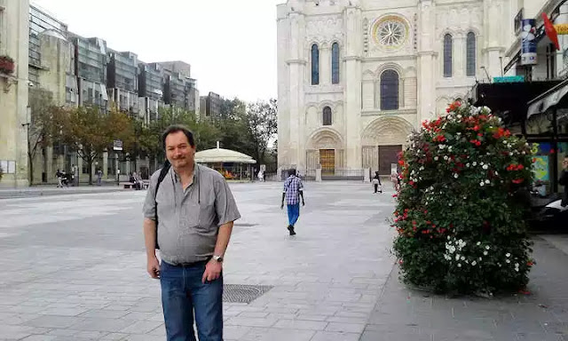 frente a la basílica de Saint-Denis