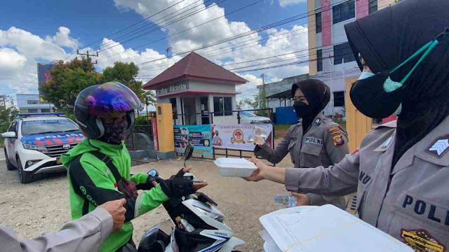 Polwan Bagikan Nasi Kotak ke Ojek Online