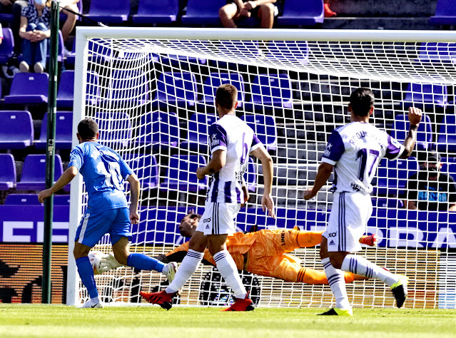 El disparo de Michel que se convertiría en gol tras dar en el palo y rebotar en Roberto. REAL VALLADOLID C. F. 0 C. D. TENERIFE 2. 12/09/2021. Campeonato de Liga de 1ª División, jornada 5. Valladolid, estadio José Zorrilla. GOLES: 0-1: 12’, Shashoua. 0-2: 29’, Roberto en propia puerta, tras rebotarle en la espalda un balón al palo de Michel.