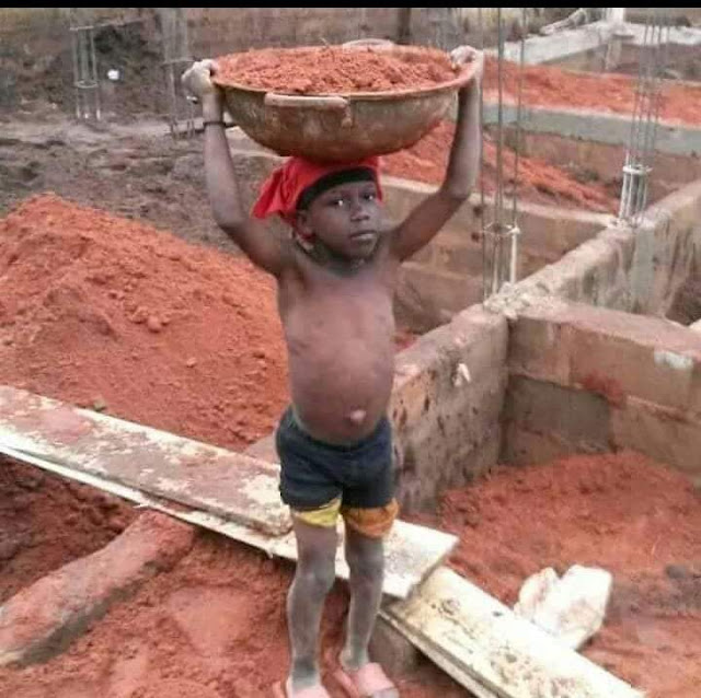 Nigerians react to young boy carrying a bucket of sand on construction site