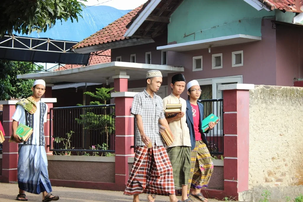 Santri Pesantren Darul Falah Ciloang Serang-Banten Berangkat Mengaji