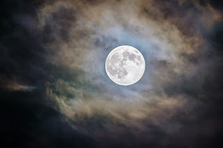 صورة قمر مكتمل وغيوم مكتمل في الليل بدقة 4K ، افخم صور قمر