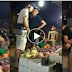 VIRAL:PENJUAL BUAH KENCING KE ATAS BUAH YANG DIJUALNYA UNTUK NAMPAK SEGAR,SEBARKAN SUPAYA PELAKU DAPAT DITAMGKAP