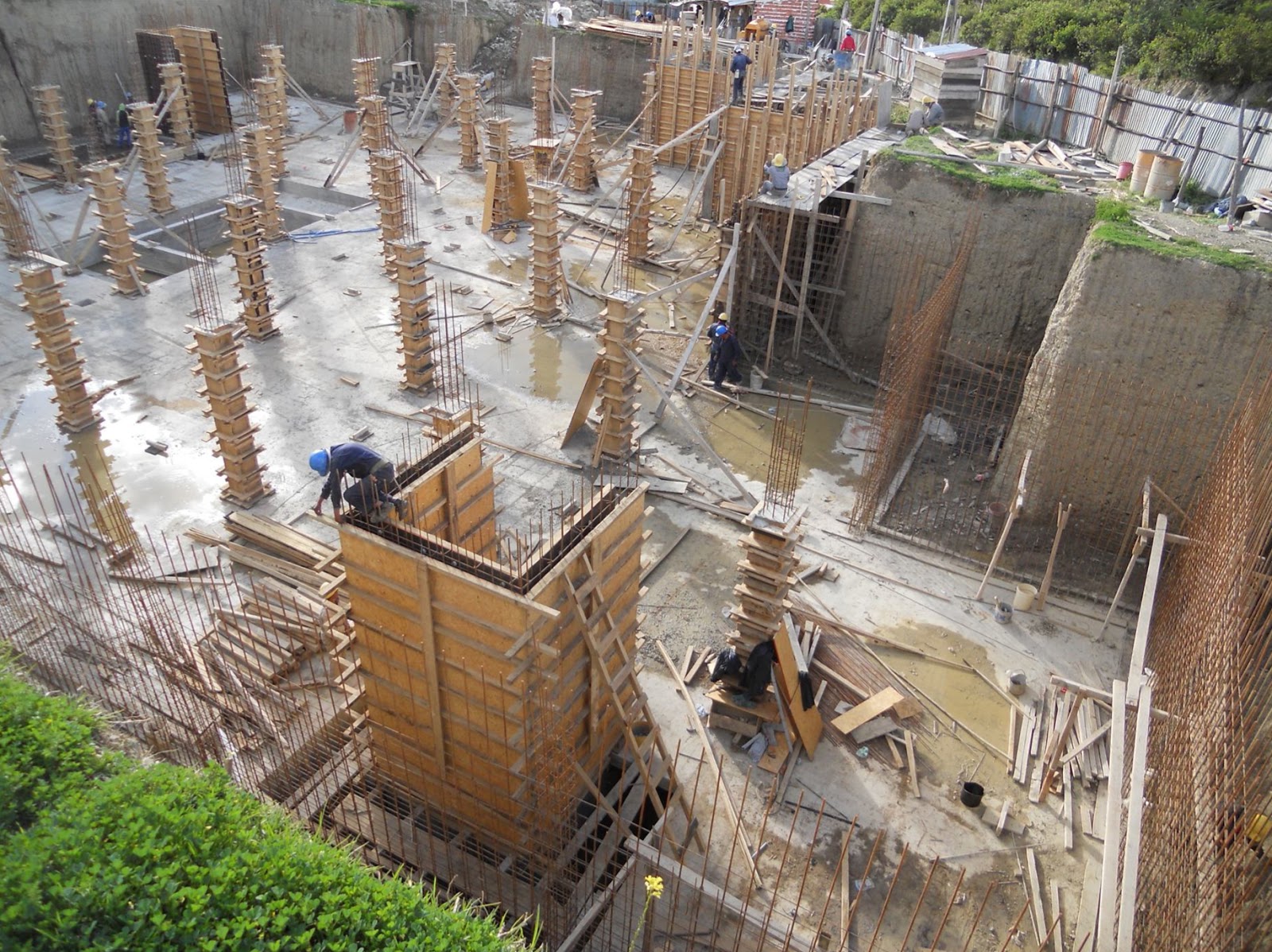 Encofrado de madera columnas rectangulares para edificio