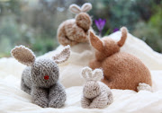 How to make knitted Easter bunnies