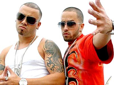 Foto de Wisin y Yandel con lentes oscuros