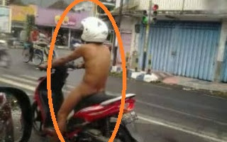 Gila! Pria Ini Naik Motor Tanpa Busana