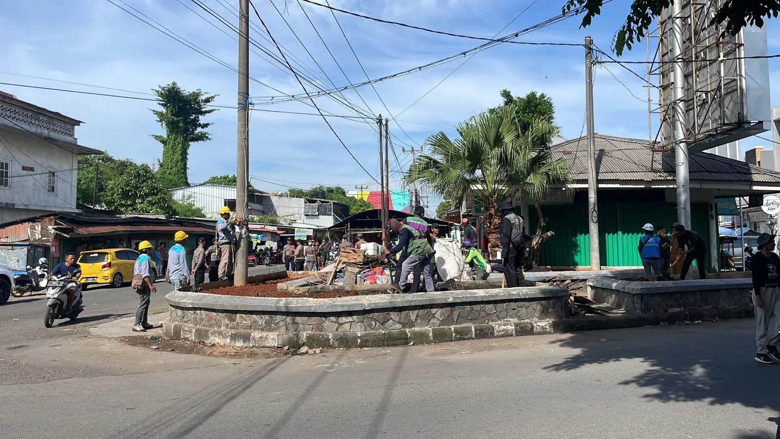 Pasukan Gabungan Tertibkan Jalan Raya Ir . H Juanda Kota Karawang