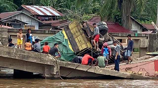 Truk Bawa Muatan Berlebih Terbalik di Dermaga Feri Sungai Asam