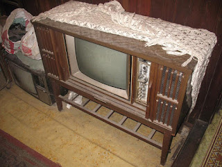 TV Retro Zaman 70an-80an, television lama tahun 70an 80an malah masa is kecik dulu kat umah mengasuh is ada lagi TV nie tu tahun 1990. Siapa pernah ada?