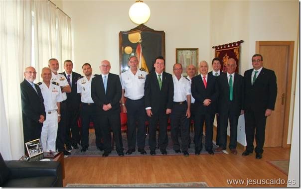 Fotografía de grupo de la representación de la Cofradía y los mandos de la Agrupación de Infantería de Marina (Foto AGRUMAD)