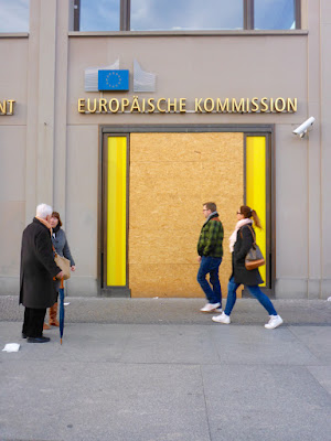 Verrammelte Tür des Informationsbüros der Europäischen Kommission in Berlin ...