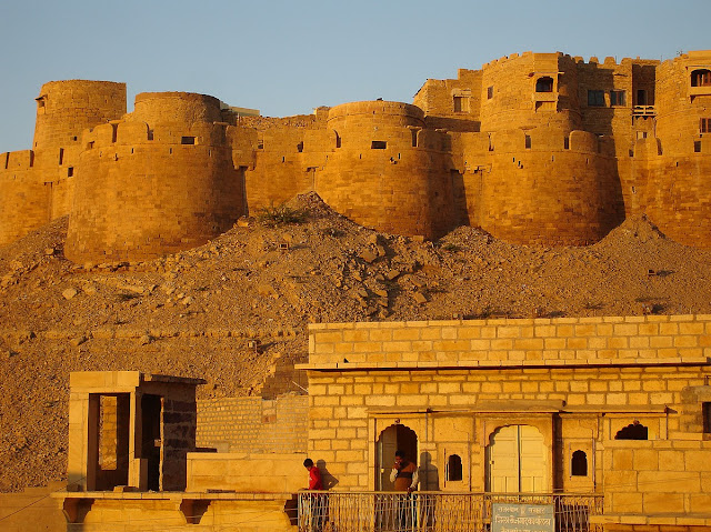  is i of the lively monuments providing shelter for the population of the metropolis Place to visit in India: Jaisalmer Fort, Rajasthan: H5N1 Travel Guide