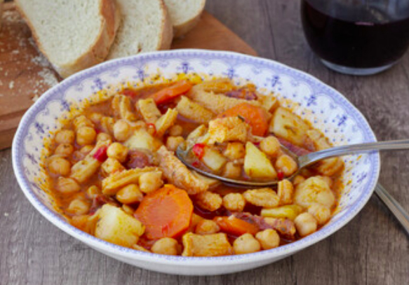 Cazuela de mondongo criolla con garbanzos