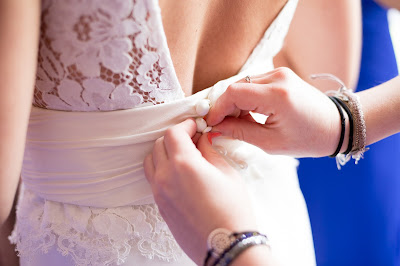 Abrochando el vestido de novia
