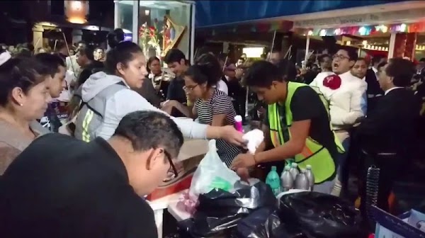  Mariachis cambian canciones por despensas para damnificados. ¡Achis, achis, los mariachis!