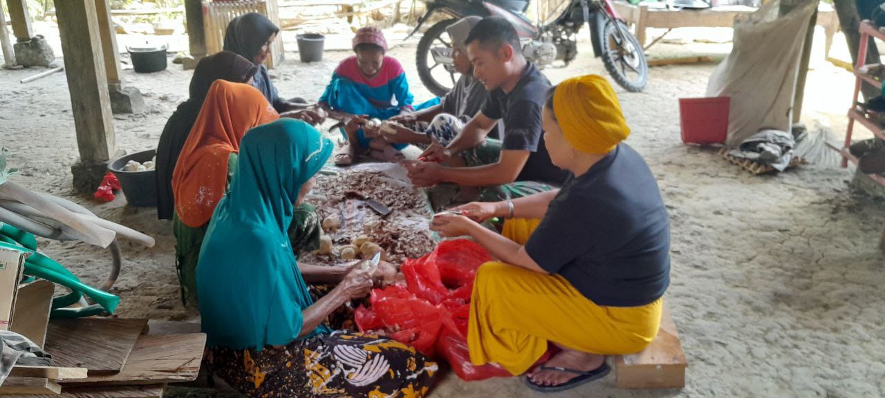 Sambil Kupas Ubi, Satgas TMMD Laksanakan Komsos Bersama Warga Kalempang