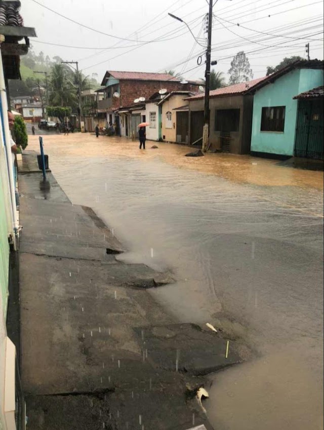 Fortes chuvas deixam ruas alagadas em Jiquiriçá