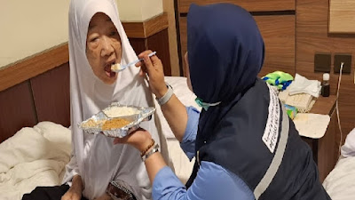 Kisah Haru Petugas Haji 2025: Puncak Spiritual Saya Justru Saat Mengganti Popok Seorang Nenek