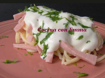 Espaguetis con salsa de yogur