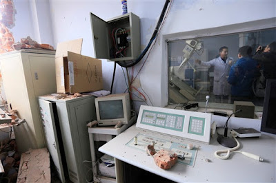 Fotografia - Hospital demolido com médicos e doentes no interior