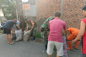 Babinsa Koramil 08/Duren Sawit  Bersama Warga, Karbak Bersihkan Sisi Jalan