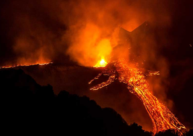 Etna, esplosione in un cratere, 10 escursionisti colpiti da materiale lavico