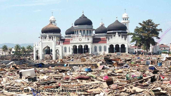 Sebelum Tsunami Palu, tsunami besar juga pernah terjadi di Aceh pada akhir tahun 2004 setelah gempa sangat besar berkekuatan 9,3 M yang menelan korban nyawa lebih dari dua ratus ribu orang.