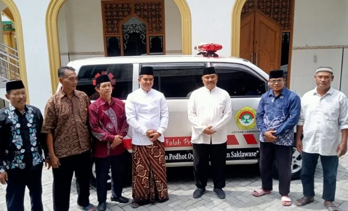 Gus Falah Beri Bantuan Mobil Ambulance ke LDII Lamongan