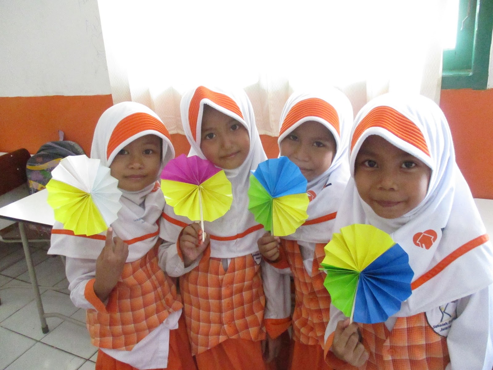 SISWA KELAS 1 SD JUARA CILEGON MEMBUAT KIPAS DARI KERTAS ORIGAMI