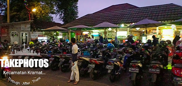 Food court dapur kayu manis condet di jakarta timur