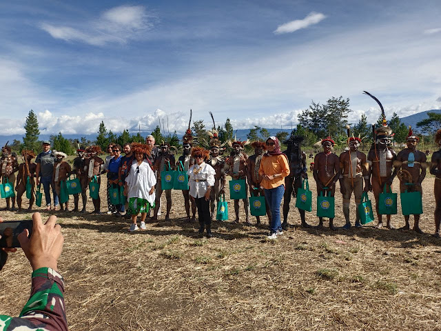 Yustina Banua Bagi Souvenir ke Turis dan Peserta Festival Budaya Lembah Baliem