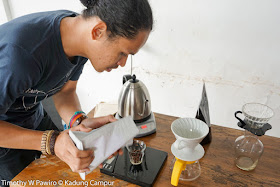 Indonesia - Bandung - Yellow Truck Coffee Linggawastu - Manual coffee brewing workshop - Hans pouring the coffee beans