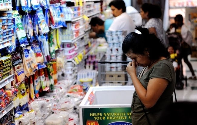 Se desacelera consumo; ventas al menudeo cayeron 2.6% anual en febrero