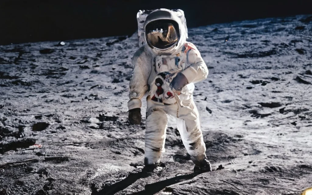 Astronauta sobre la superficie de la luna
