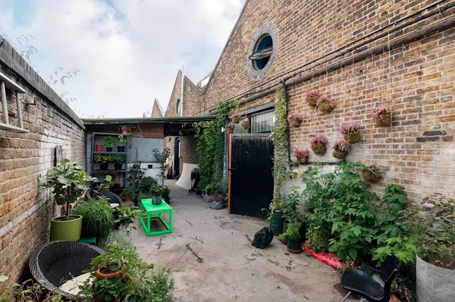 Las plantas toman el control en este bonito loft londinense