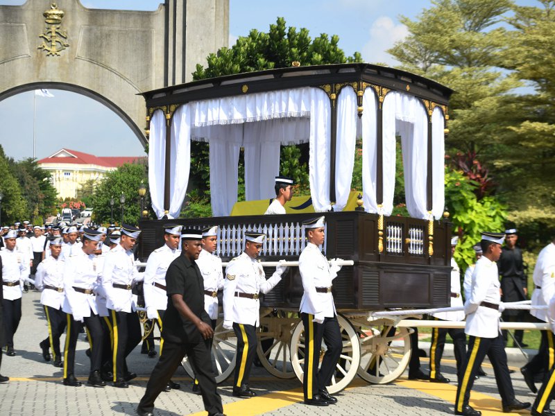 Jenazah bonda Sultan Johor, Almarhumah Yang Amat Mulia Enche' Besar Hajah Khalsom Abdullah ditarik menggunakan pedati khas dari Istana Besar