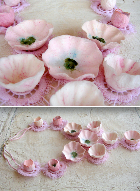 collana maxi di fiori di carta e pizzo , tinte pastello , rosa verde 