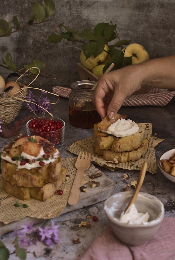 tosta francesa, french toast de marmelo, romã e nozes, regada com mel