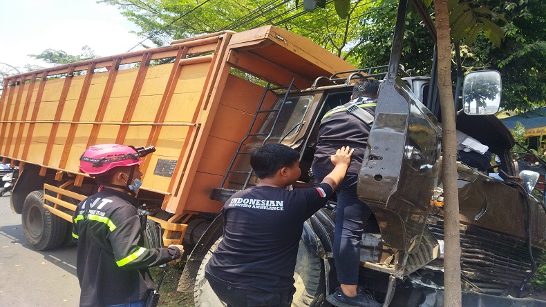 Kecelakaan di Malang Hari Ini, Truk Tabrak Lampu PJU, Sopir Kejang-Kejang