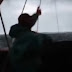 Σοκ έπαθαν ψαράδες με την ψαριά τους… [video] 