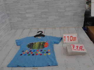 中古品　子供服　１１０ｃｍ　ブルー　はらぺこあおむしプリント　半袖Tシャツ　１１０円