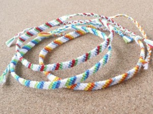 こうさくを楽しもう 親子工作 低学年から自分で作れる工作 手芸 夏休みの自由研究 ミサンガを編んでみよう 基本の斜め編み