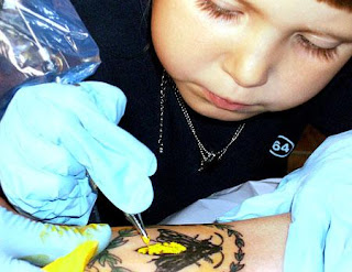 Emilie Darrigade tatuando seu pai