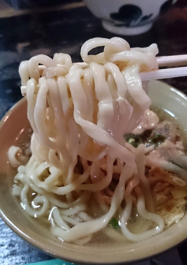 塩軟骨大盛そばの麺の写真