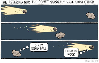 En la imagen se ven tres viñetas con el título "Los asteroides y cometas se odian entre ellos. En una primera se ve un cometa alejado de un asteroide, en la segunda el cometa ha alcanzado al asteroide, y en la tercera lo ha pasado y hay un pensamiento de cada uno el asteroide piensa: Sucia bola de nieve. Mientras que el cometa piensa: Roca sin vida.