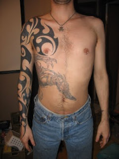 Tatuagem tribal masculina em torno do braço