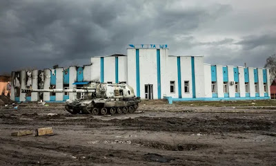 Destruiu o equipamento militar russo em Trostianets. Fotografia: Anastasia Taylor-Lind/The Guardian