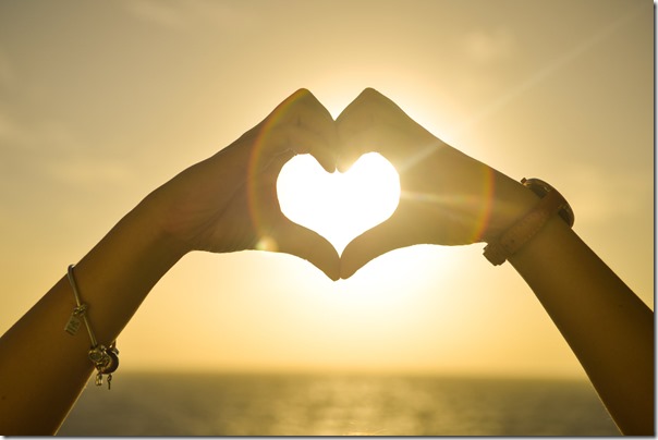 rsz_1sunset-hands-love-woman