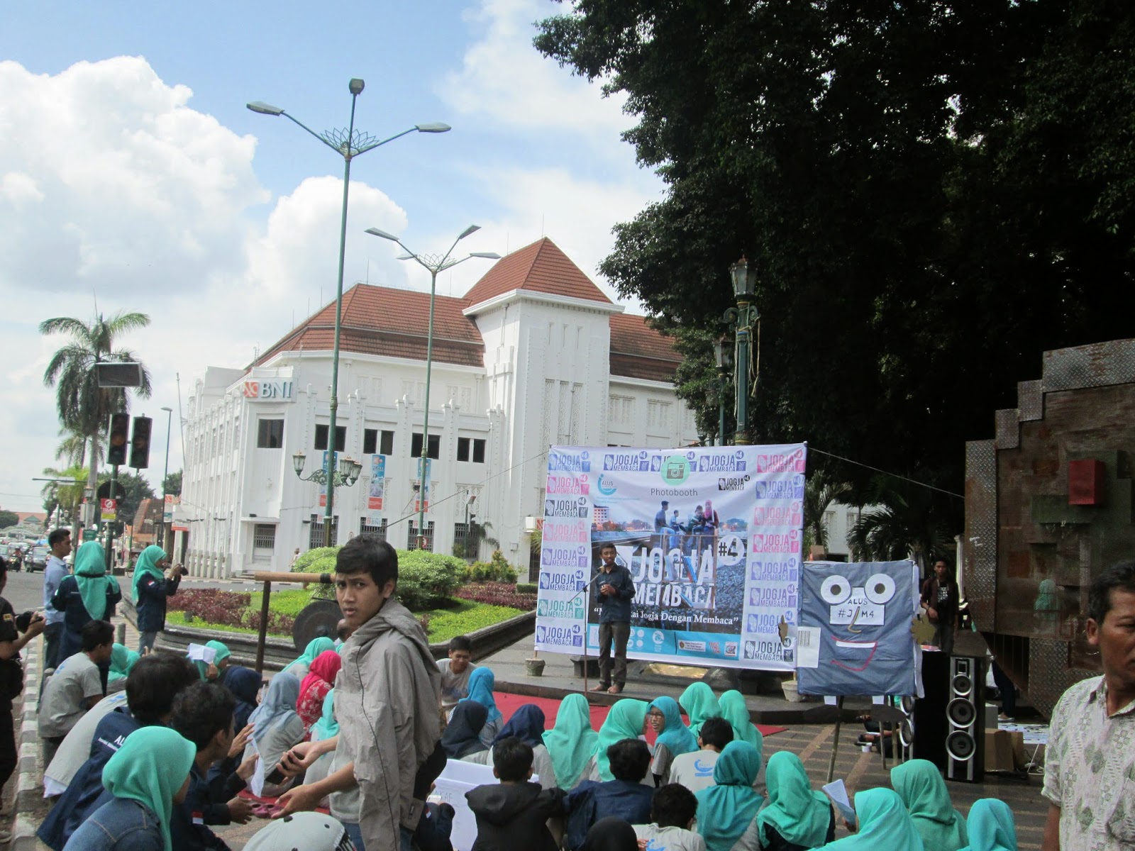 Antusias panitia, tamu undangan, dan pengunjung yang membaca